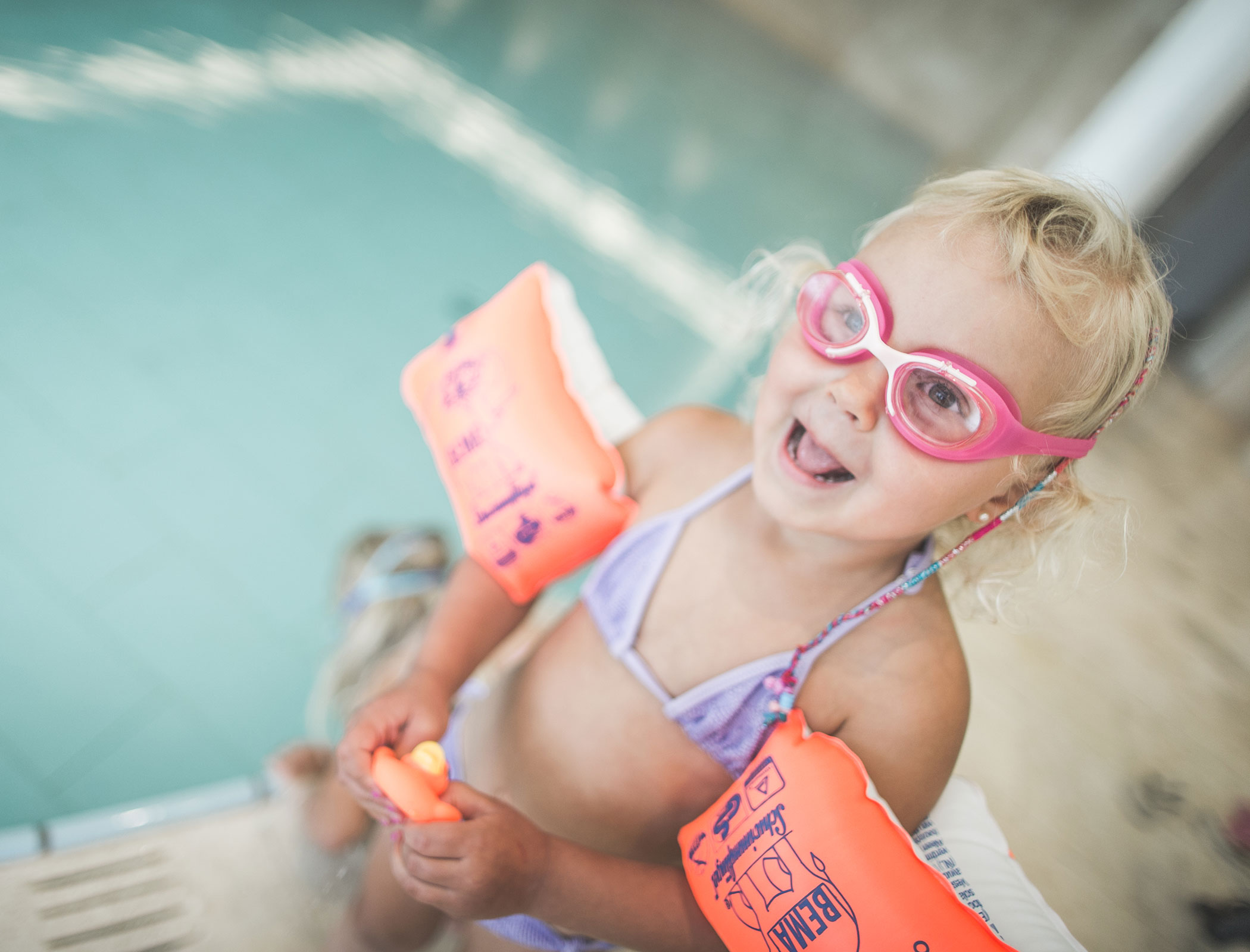 Family hotel with pool - girls with pink diving goggles and water wings - Hotel Fameli