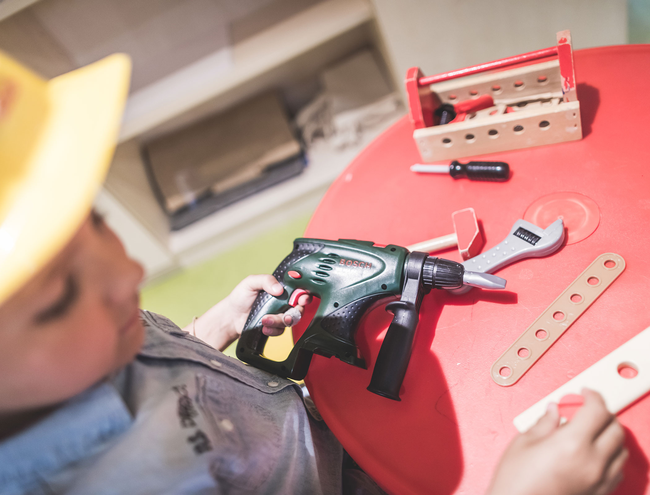 Boy playing with plastic tools - Family hotel South Tyrol - Hotel Fameli