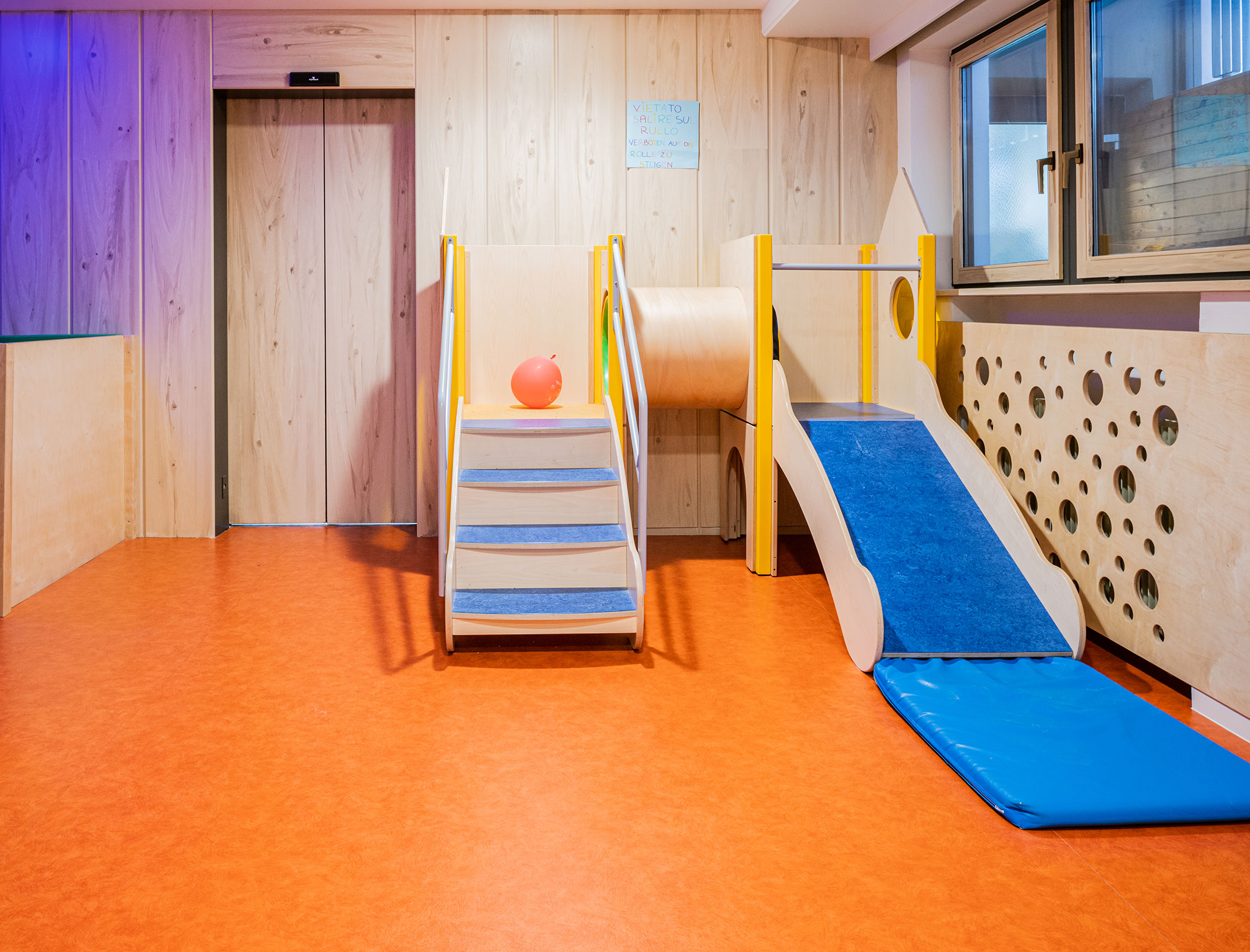 Playroom in the hotel with slide for children - Hotel Fameli