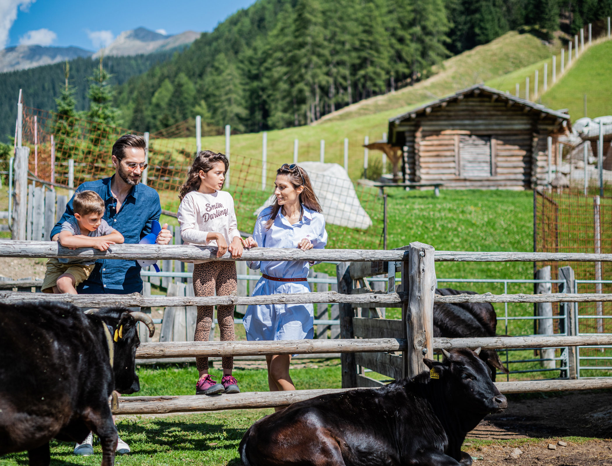 Family discovers animals - Hotel Fameli
