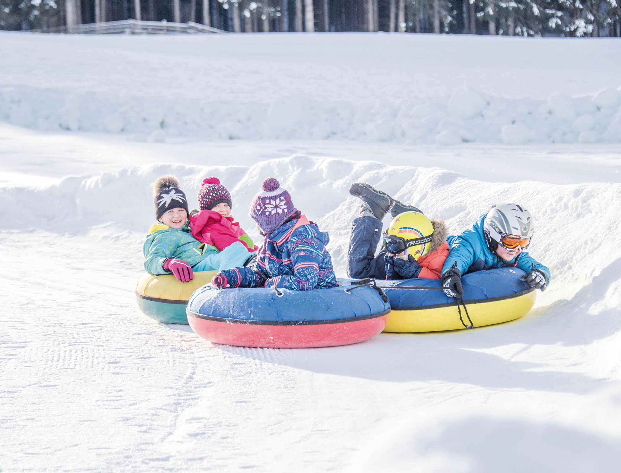 Children having fun tubing in winter - Hotel Fameli