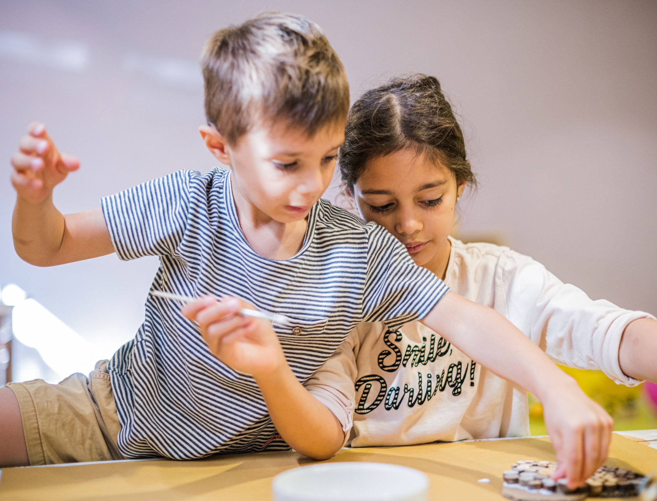 2 children doing handicrafts - Hotel Fameli