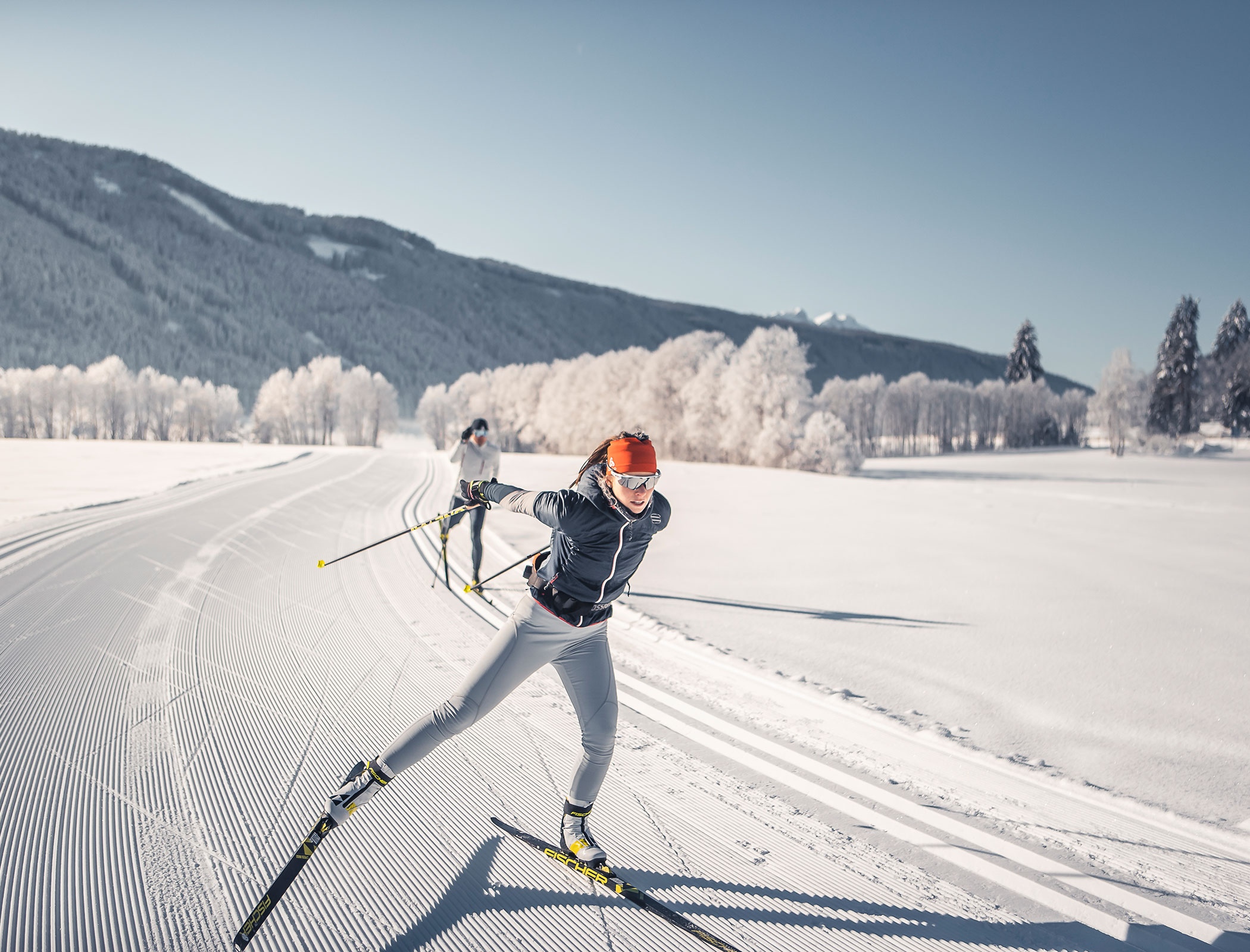 Frau beim Langlaufen im verschneiten Rasen - Hotel Fameli