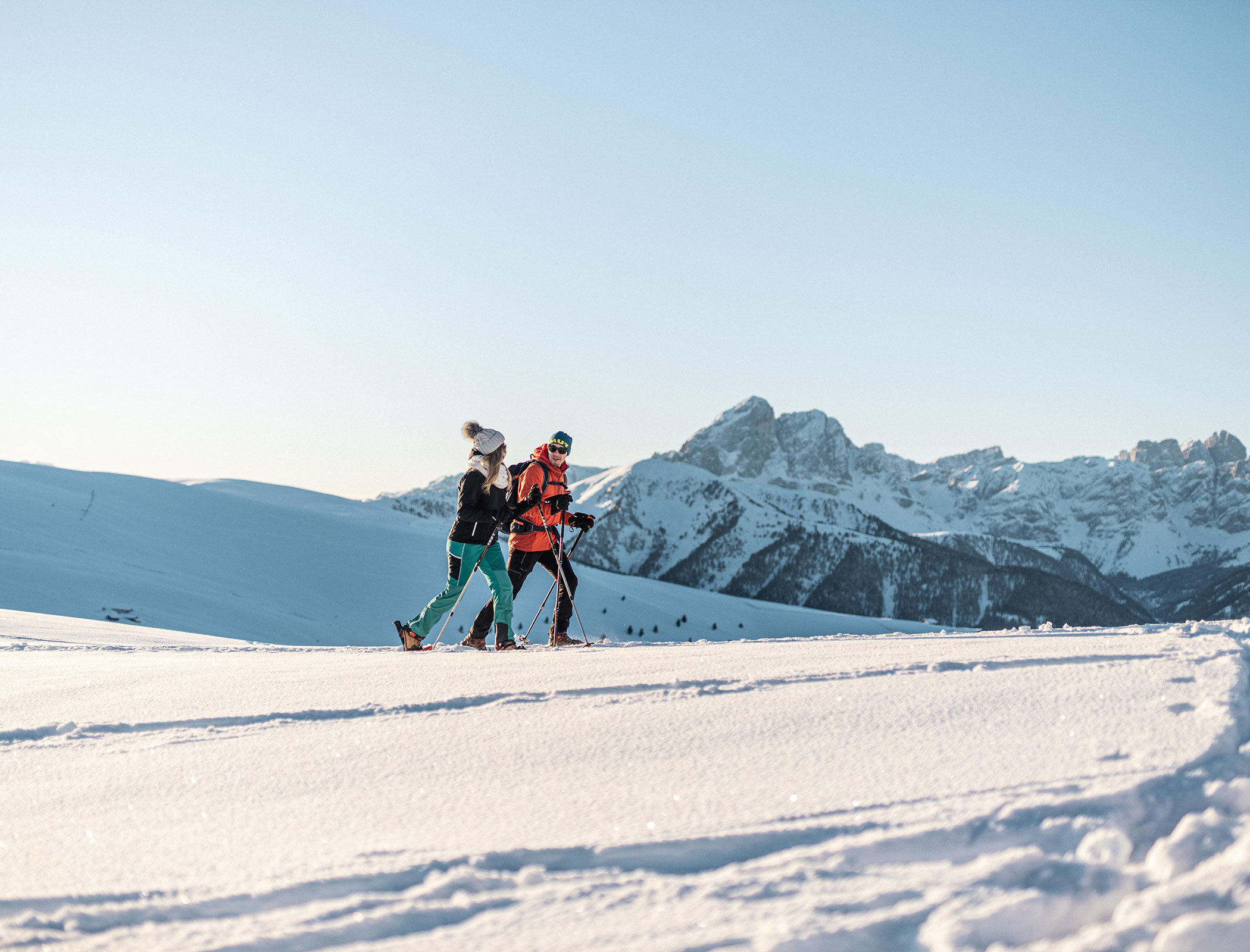Mann und Frau beim Schneeschuhwandern in den Olanger Bergen - Hotel Fameli