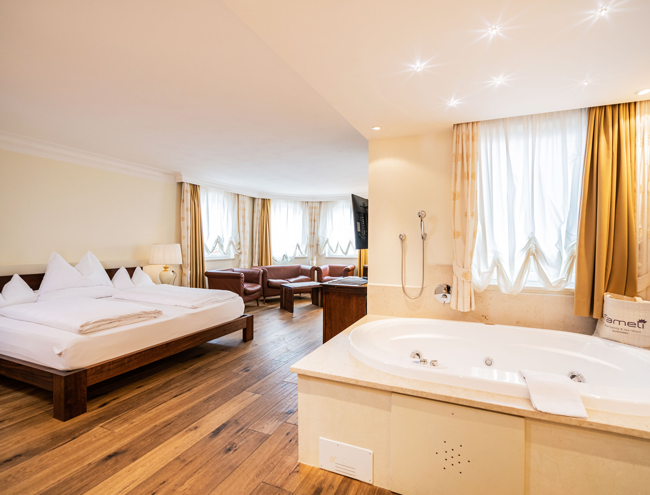 Suite Fameli Exclusive Whirlpool with view on the bed - Hotel Fameli