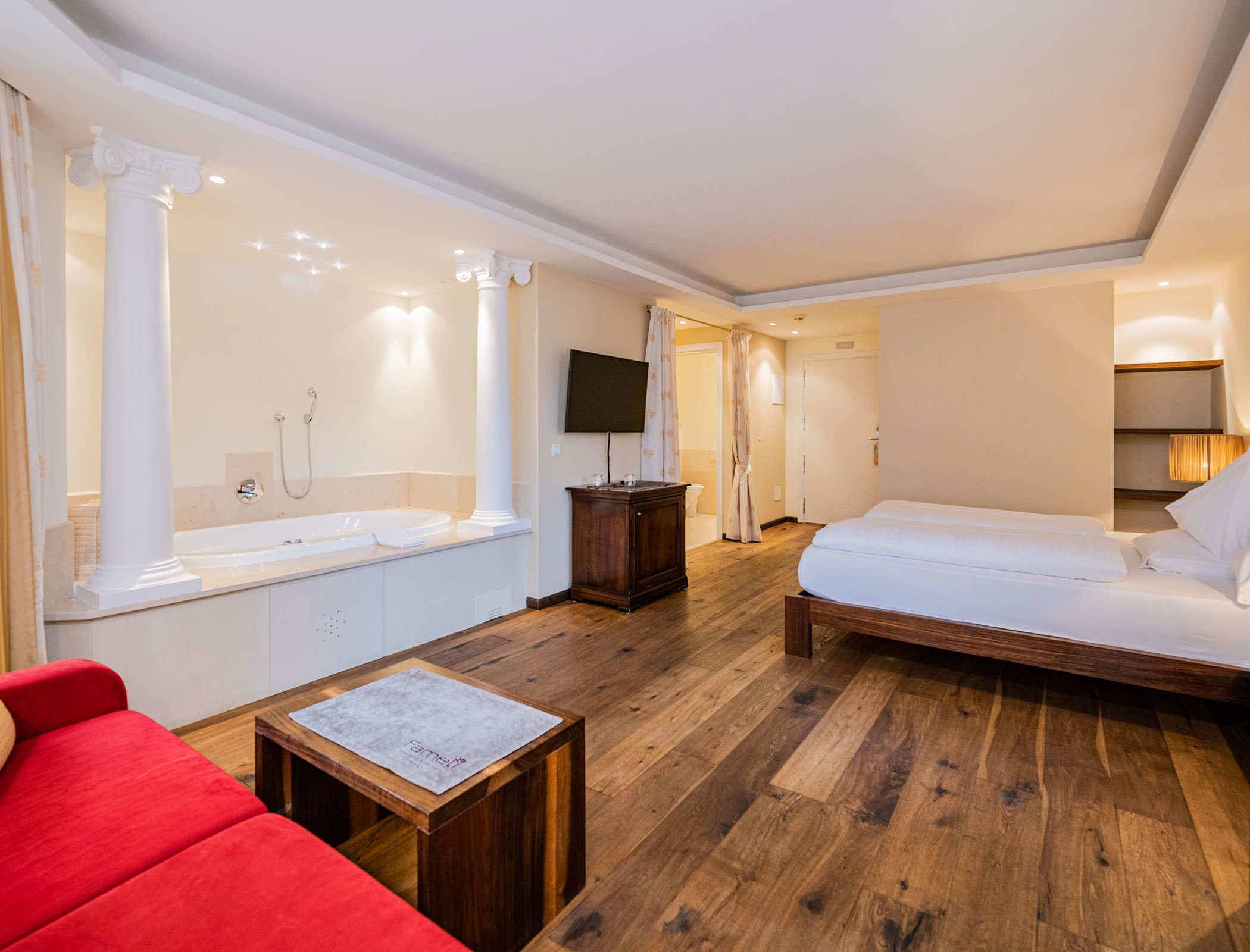 Suite Fameli Lifestyle bathtub in room - Hotel Fameli