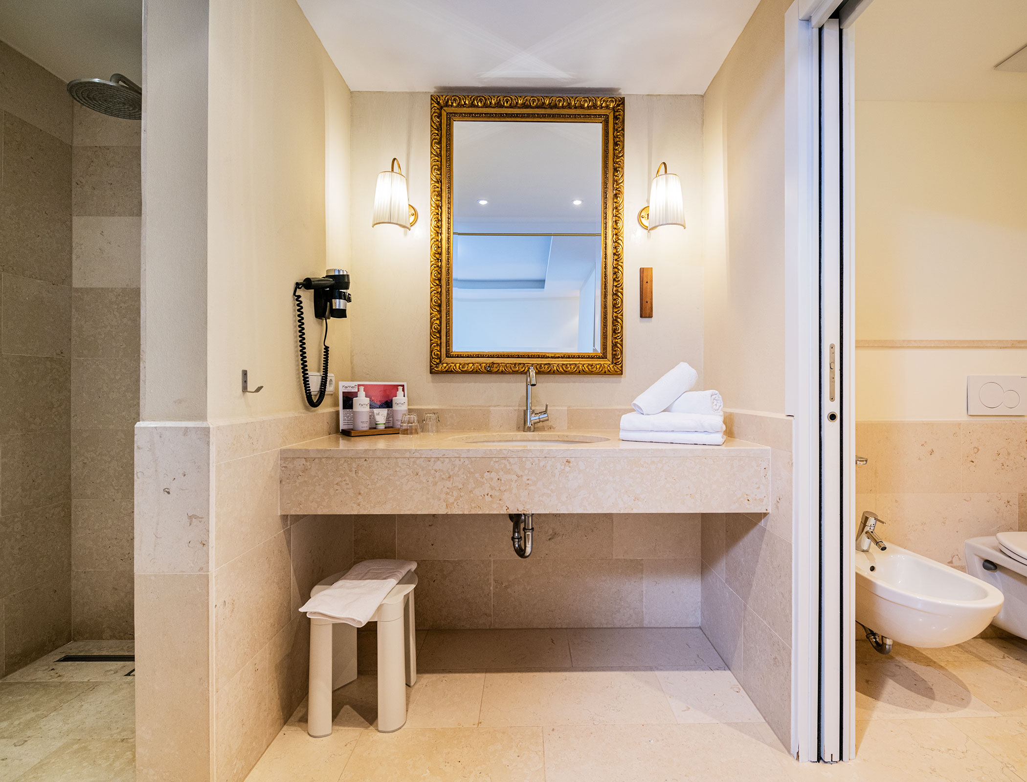 Suite Fameli Lifestyle sink - Hotel Fameli