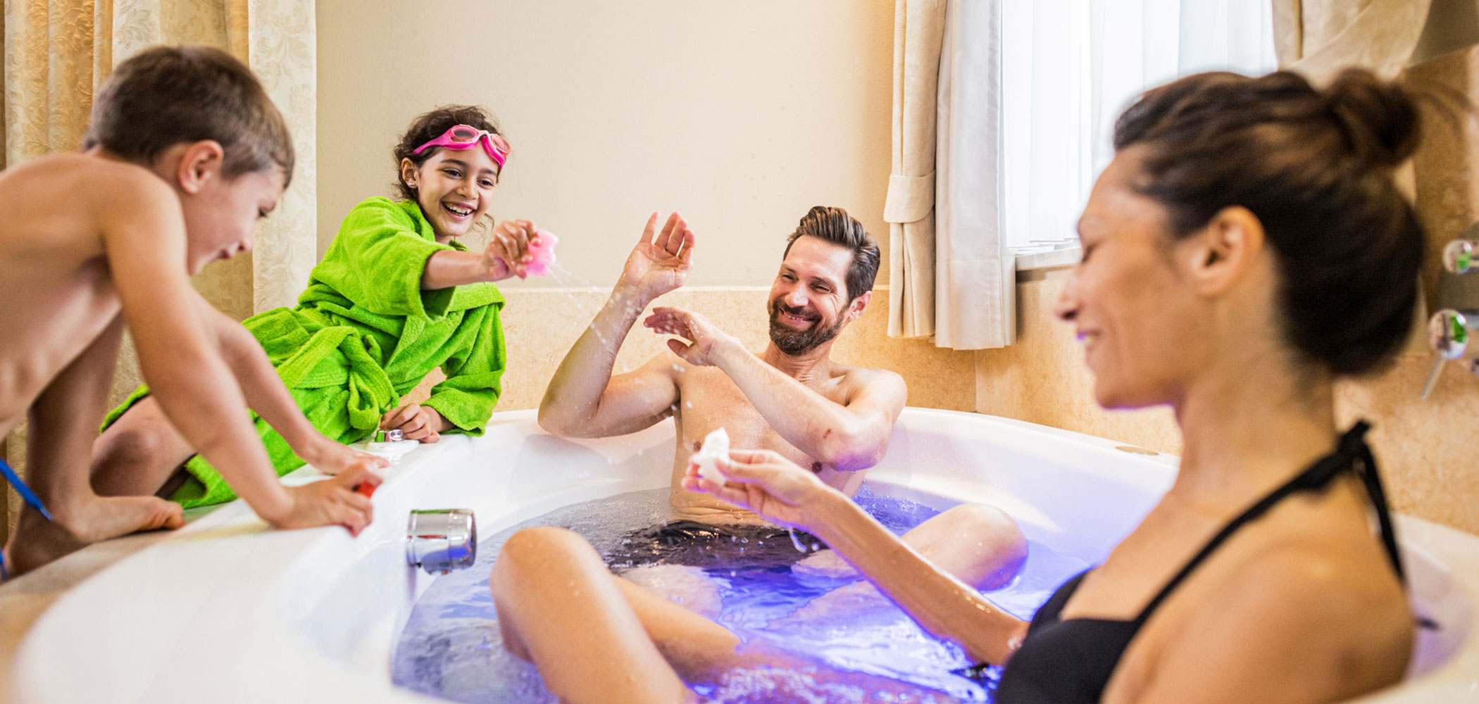 Family playing in the whirlpool - Hotel Fameli