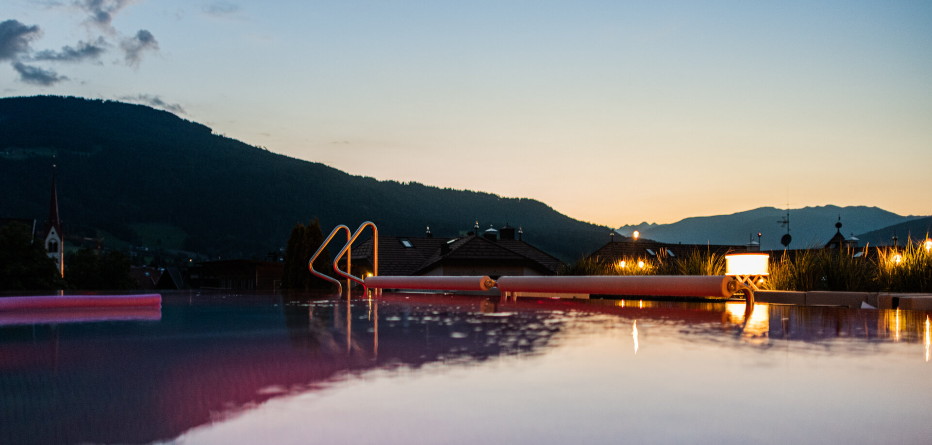 Outdoor pool in the evening - Hotel Fameli